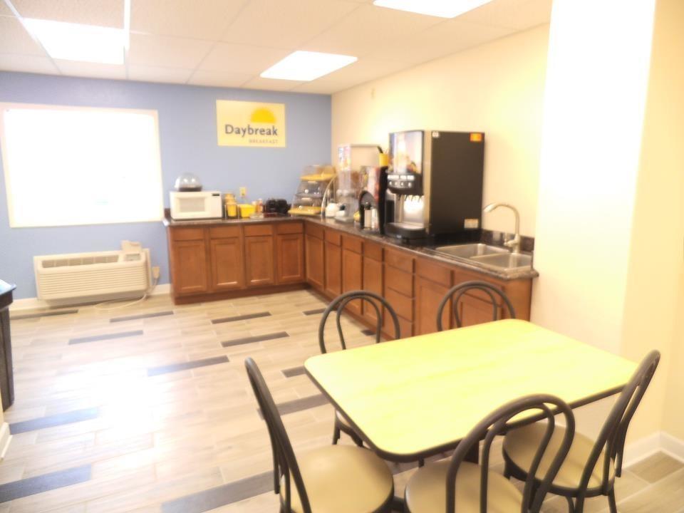 Days Inn By Wyndham West Branch Iowa City Area Εξωτερικό φωτογραφία