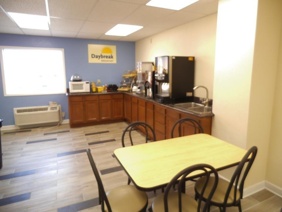 Days Inn By Wyndham West Branch Iowa City Area Εξωτερικό φωτογραφία