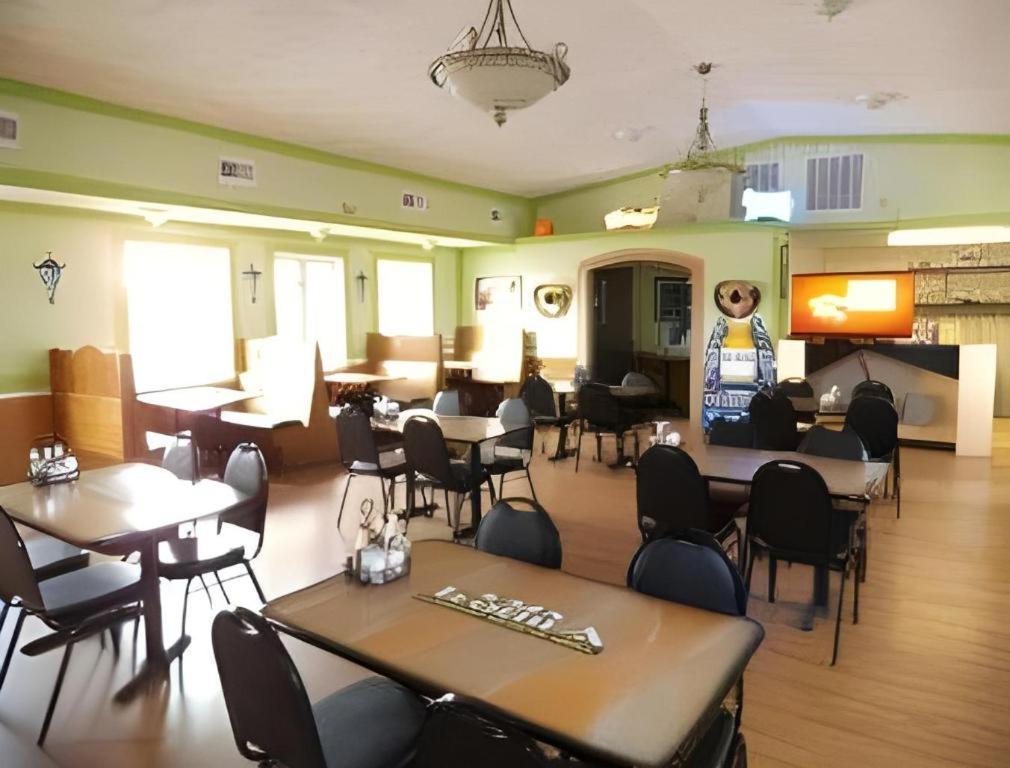Days Inn By Wyndham West Branch Iowa City Area Εξωτερικό φωτογραφία