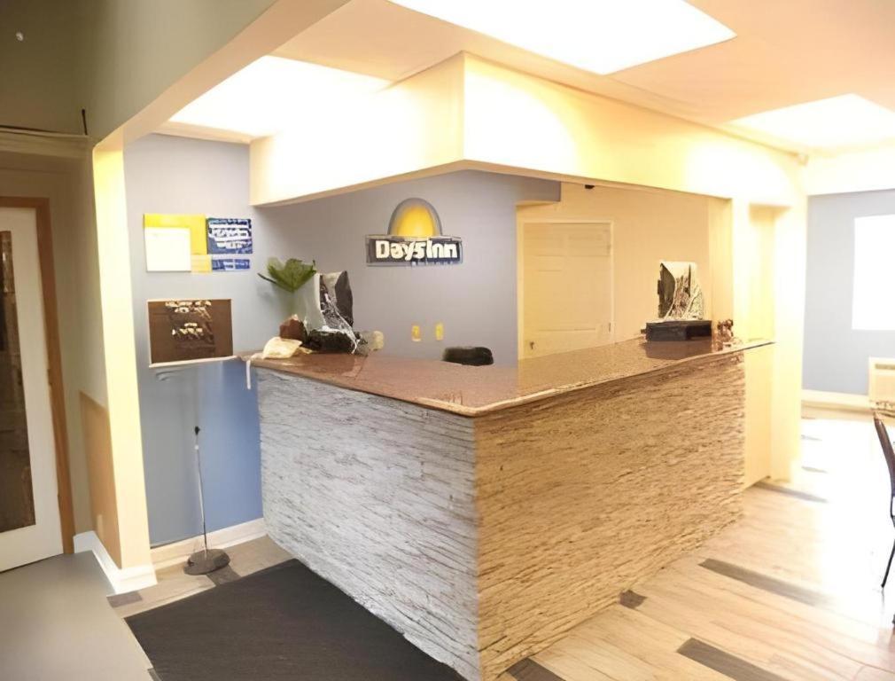 Days Inn By Wyndham West Branch Iowa City Area Εξωτερικό φωτογραφία