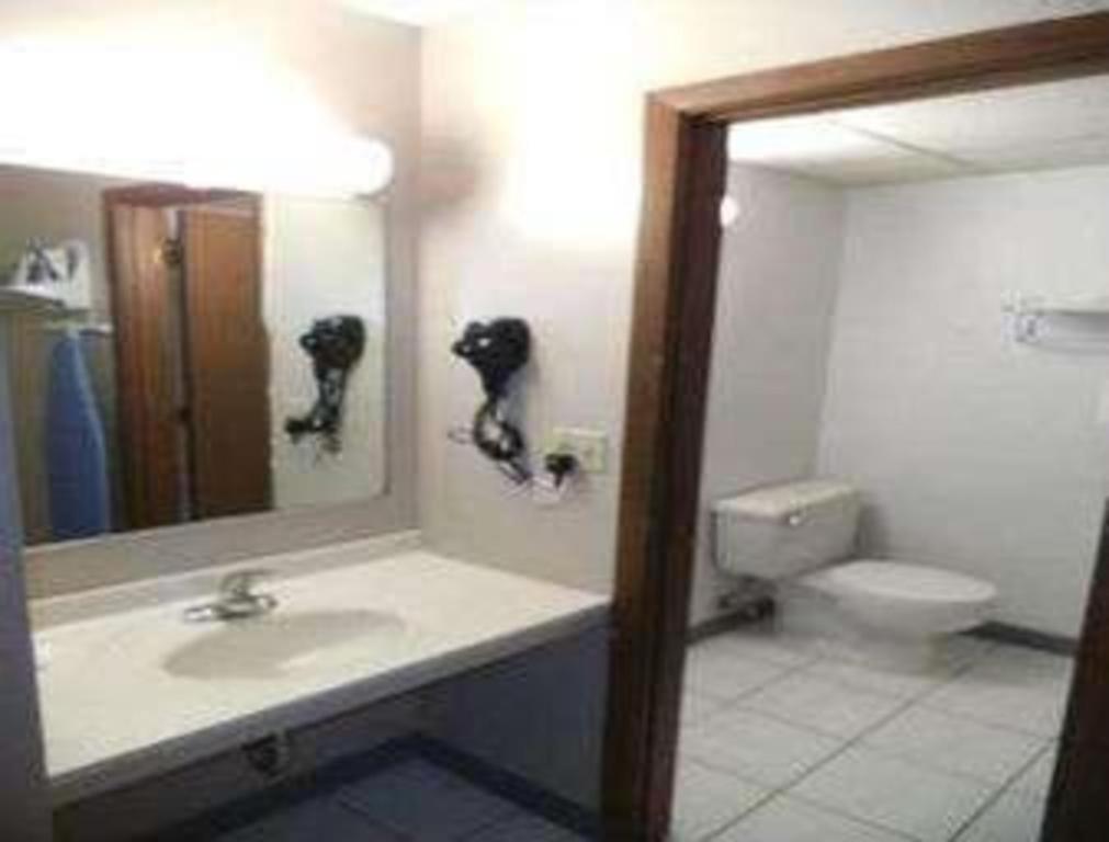 Days Inn By Wyndham West Branch Iowa City Area Εξωτερικό φωτογραφία