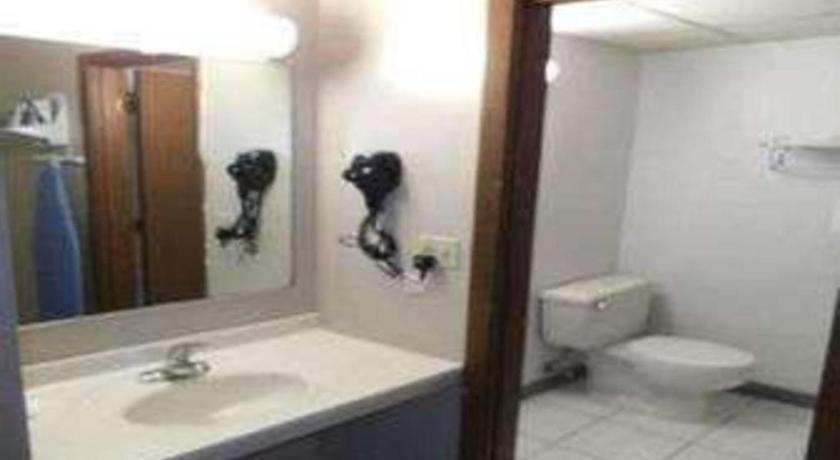 Days Inn By Wyndham West Branch Iowa City Area Εξωτερικό φωτογραφία
